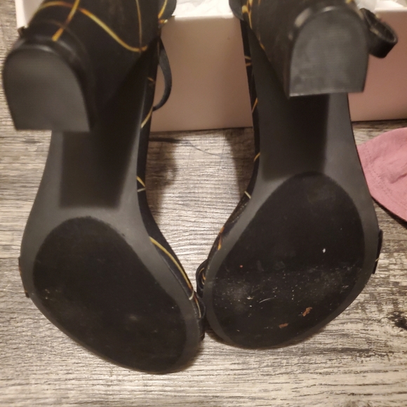 Heels - Picture 3 of 3